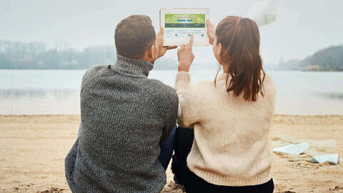 A breath of fresh air for your tax return! Young people watch ELSTER on the beach.